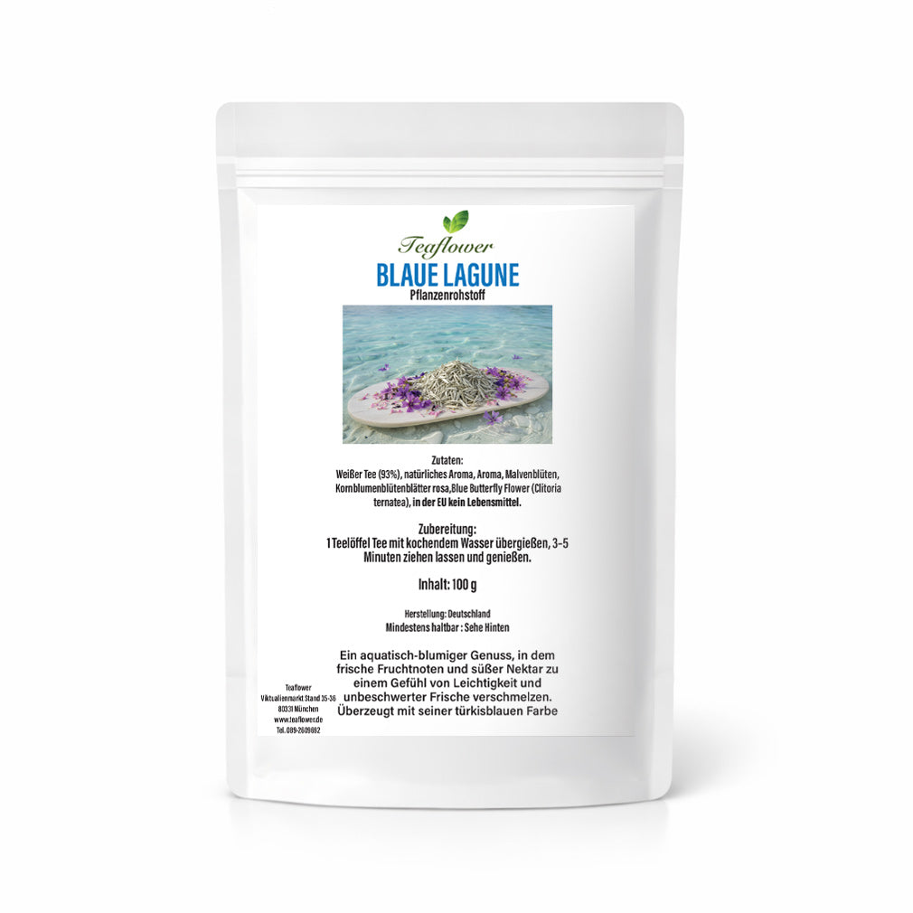 Aromatisierte Weißtee- und Blütenmischung Blaue Lagune mit türkisblauer Farbe und floraler Komposition.