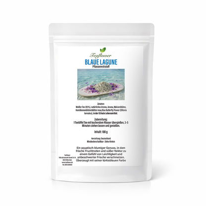 Aromatisierte Weißtee- und Blütenmischung Blaue Lagune mit türkisblauer Farbe und floraler Komposition.