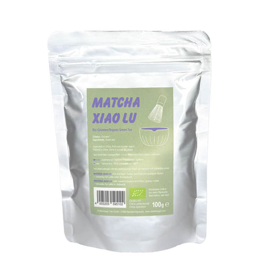 China Matcha Xiao Lu BIO aus Guizhou, fein auf Steinmühlen gemahlen mit leuchtend grüner Farbe und cremiger Textur.