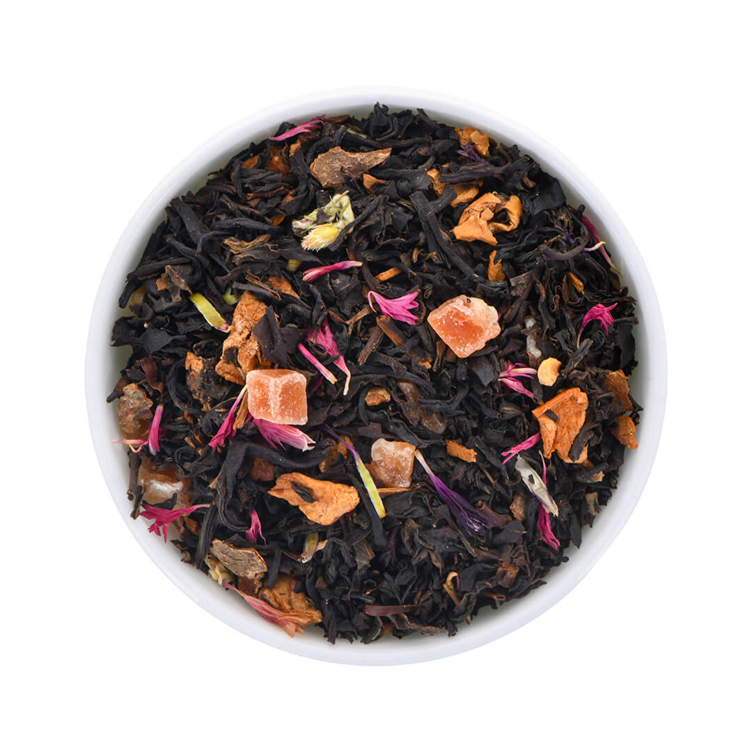 Clubhouse Blend Schwarztee mit Zimt, Kardamom und Nelken, abgerundet durch eine warme Spekulatiusnote.