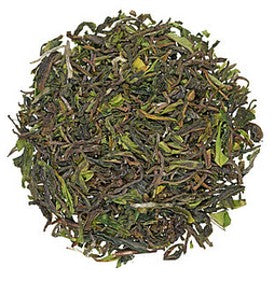 Darjeeling First Flush Flugtee FTGFOP1 aus dem Teesta Valley mit heller goldener Tasse
