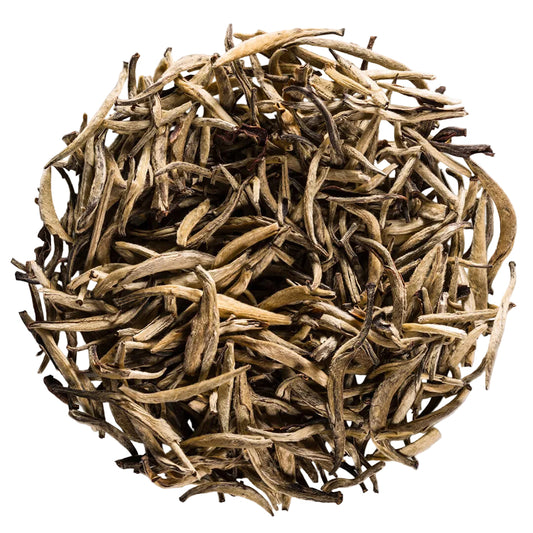 China Jasmin Silver Needle BIO aus Yunnan mit silbrigen Teeknospen und feinem natürlichen Jasminaroma.