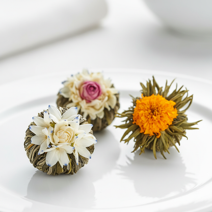 Mach mir ein Produkt Bild aus dieser Beschreibung: Grüner Tee Jasmin - Wunderschöne Teerosen

Mache deine Genussmomente mit unserer Teerosen Mischung zu etwas ganz besonderem und erlebe Chinesische Teekunst.

Inhalt:&nbsp;

1 x Blue Jasmin - Ein wahrer Hingucker! Blumig frischer Jasmine-Duft, eine Jasmine-Blüte im bläulich verfärbten Wasser.

1 x Rose &amp; Jasmin- Eine handgebundene Spezialität aus feinem Tee und einer Rosenknospe in der Mitte überspannt mit Jasminblüten.

1 x Marigold (Ringelblume) 