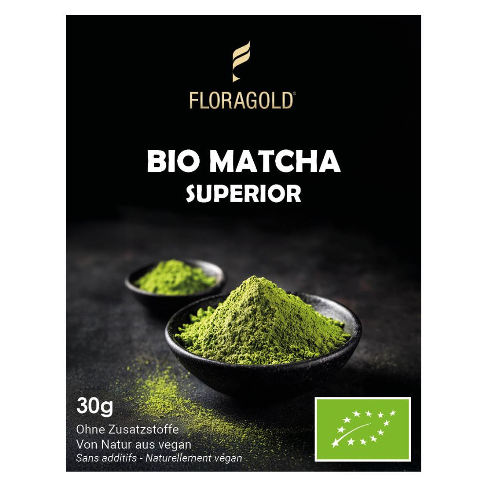 Fein gemahlener Bio Matcha Superior mit samtiger Textur und intensiv grüner Farbe