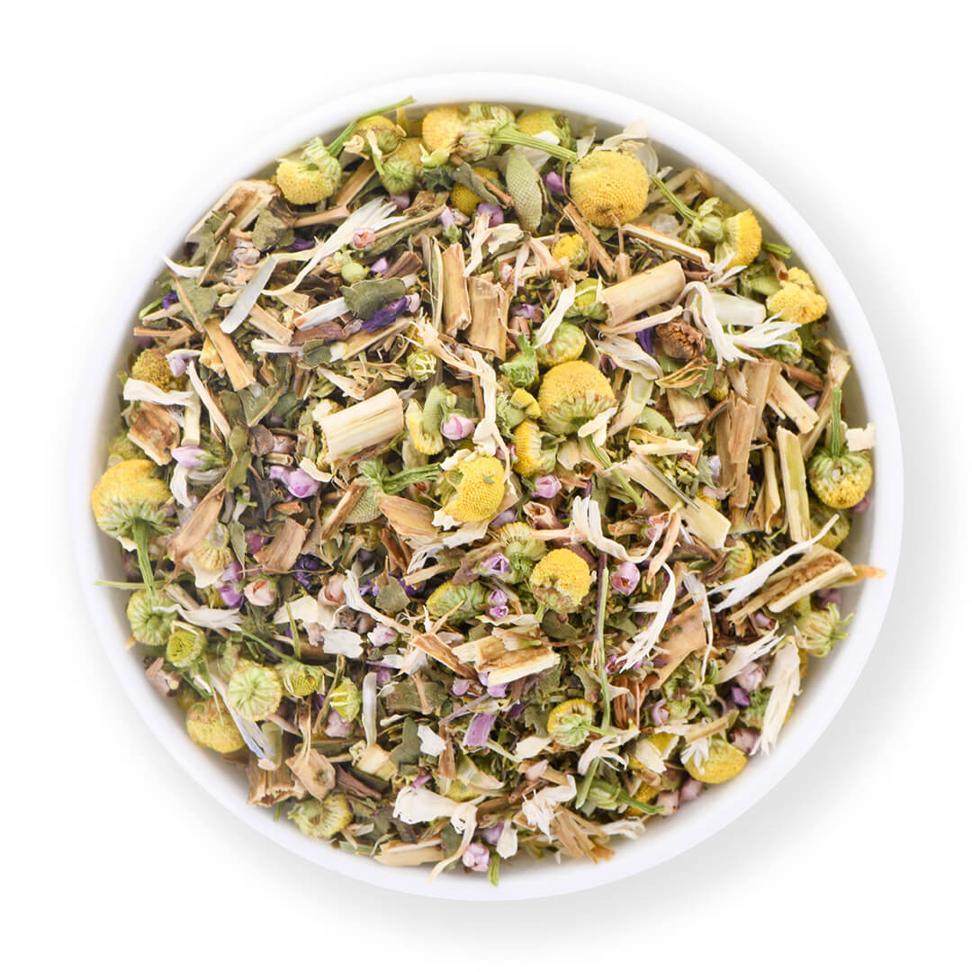 Nordkräuter mit Weidenröschen, Kamille, Heidekraut und Malvenblüten für einen milden, blumigen Kräuteraufguss.