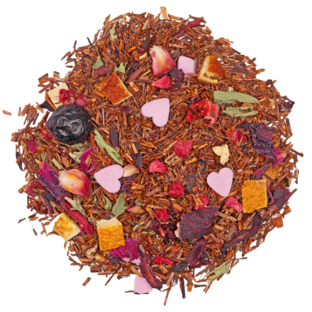 Rooibos tee wilde herzbeere mit himbeeren, schwarzen johannisbeeren und rosenblüten in warmer roter tasse