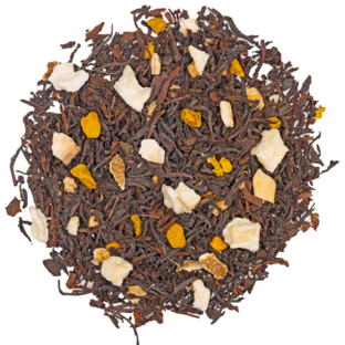 bio schwarzer tee mozambique mit orangenschalen, ingwerstücken und warmem kupferfarbenem aufguss in klarer tasse