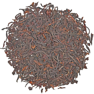 bio schwarzer tee mozambique monte metilile mit kupferfarbenem aufguss in klarer tasse