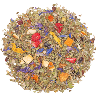 kräutertee sommerstunde mit orangenschalen, erdbeerstücken und blüten in heller tasse